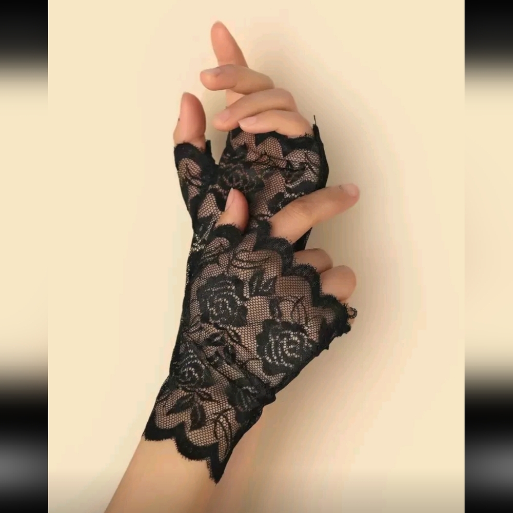 NWT, Elegant Black Lace Fingerless Gloves